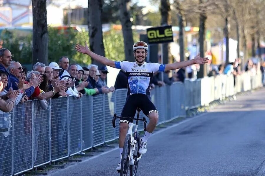 La vittoria di Matteo Zurlo sabato scorso a Ceresara (Mn): foto di Sonia Castelli